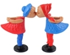 kleine Mitbringsel, z.B. Kusspuppen oder Holzspielzeug